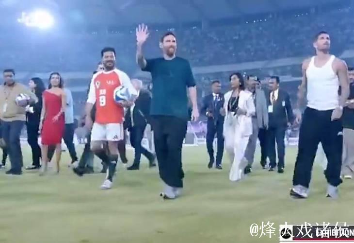 印度行活动中印度官员两次传球都偏得离谱，梅西亲自捡球