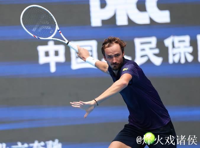 ATP巴黎大师赛:梅德韦杰夫强势晋级 阿利亚西姆惊险逆转 ATP巴黎大师赛:梅德韦杰夫强势晋级 阿利亚西姆惊险逆转