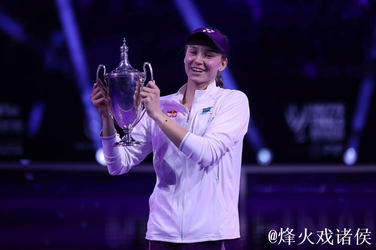 莱巴金娜首进年终总决赛决赛，2-1战胜佩古拉